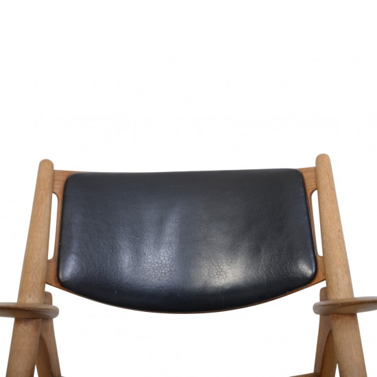 Hans Wegner CH28 Savbukke lænestol i eg og sort læder 1960'erne