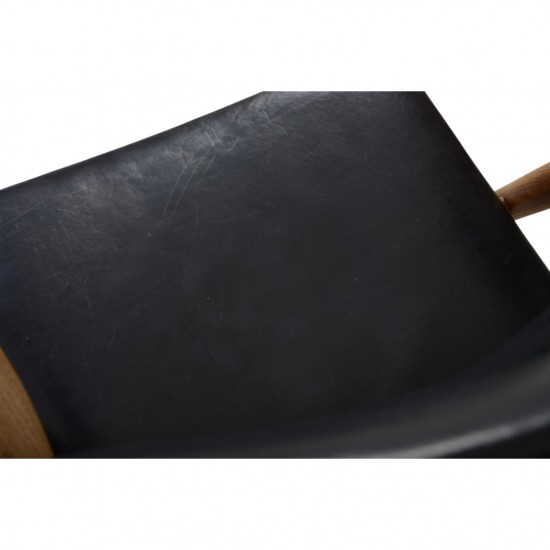 Hans Wegner CH28 Savbukke lænestol i eg og sort læder 1960'erne