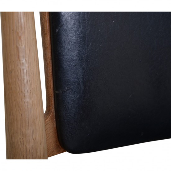 Hans Wegner CH28 Savbukke lænestol i eg og sort læder 1960'erne