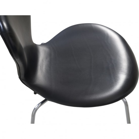 Sæt af Seks Arne Jacobsen Syver stole i sort læder 1980'erne