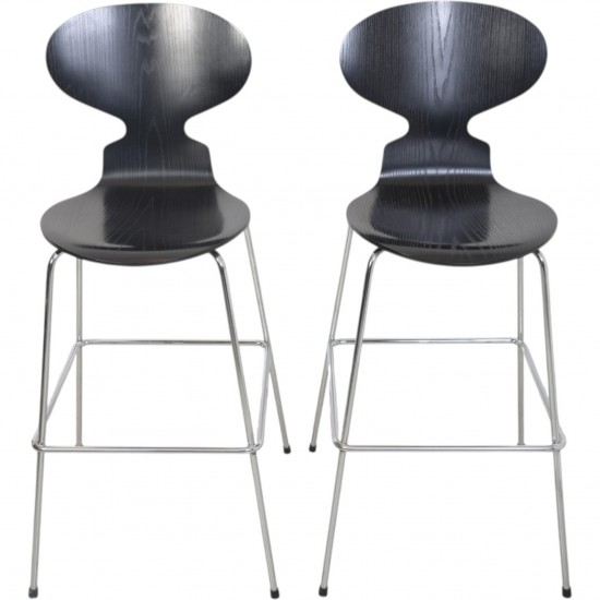 Arne Jacobsen Sæt af to sorte Myre barstole 2008