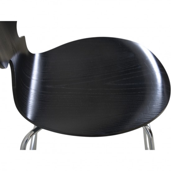 Arne Jacobsen Sæt af to sorte Myre barstole 2008