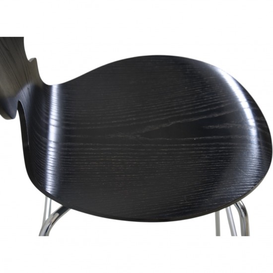 Arne Jacobsen Sæt af to sorte Myre barstole 2008