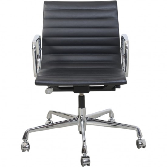 Charles Eames EA-117 kontorstol i sort læder 2022