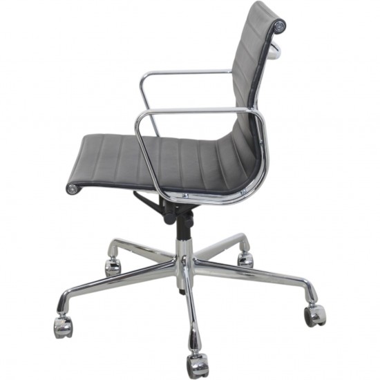 Charles Eames EA-117 kontorstol i sort læder 2022