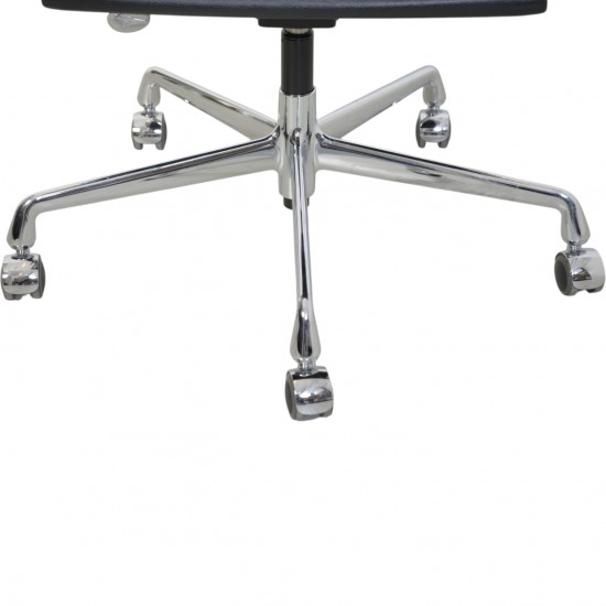 Charles Eames EA-117 kontorstol i sort læder 2022