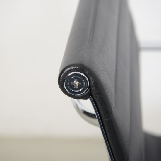 Charles Eames EA-117 kontorstol i sort læder 2022