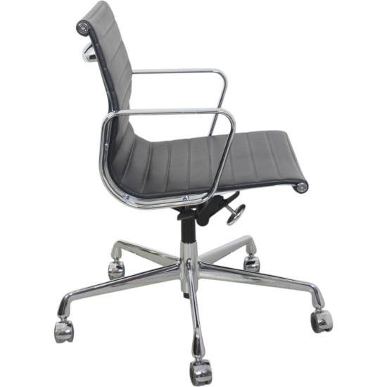 Charles Eames EA-117 kontorstol i sort læder 2022