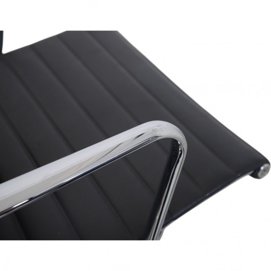 Charles Eames EA-117 kontorstol i sort læder 2022