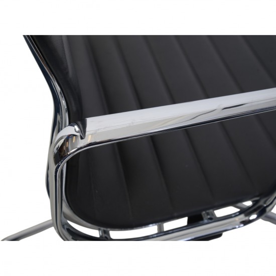 Charles Eames EA-117 kontorstol i sort læder 2022