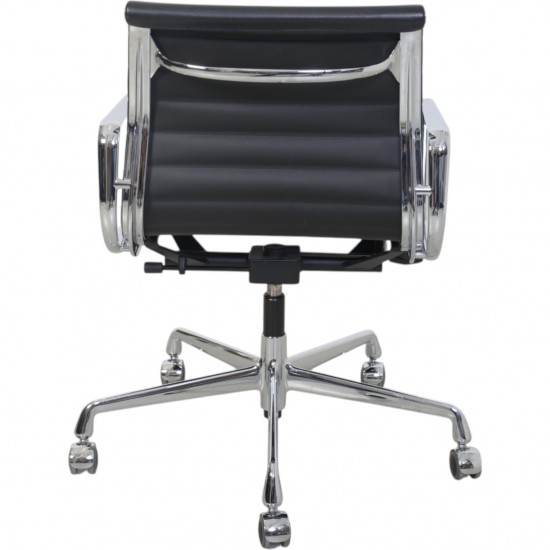 Charles Eames EA-117 kontorstol i sort læder 2022