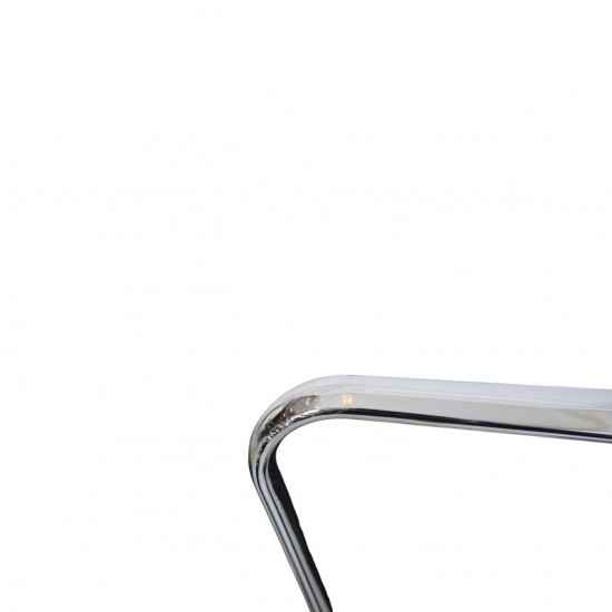 Charles Eames EA-117 kontorstol i sort læder 2022