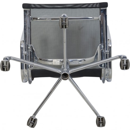 Charles Eames EA-117 kontorstol i sort mesh 2002