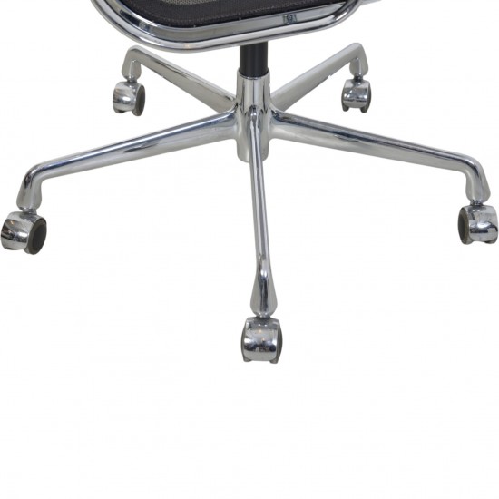 Charles Eames EA-117 kontorstol i sort mesh 2002