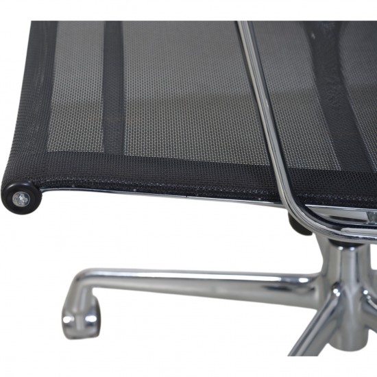 Charles Eames EA-117 kontorstol i sort mesh 2002