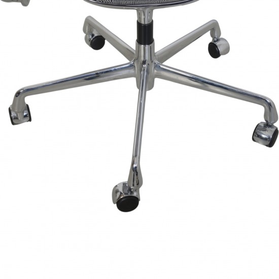 Charles Eames EA-117 kontorstol i sort mesh 2002