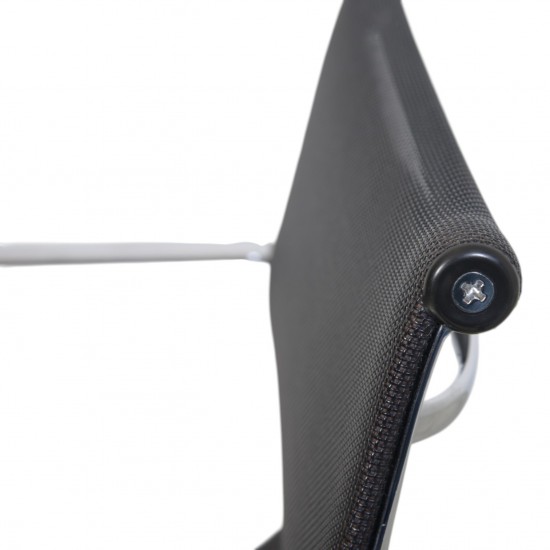 Charles Eames EA-117 kontorstol i sort mesh 2002