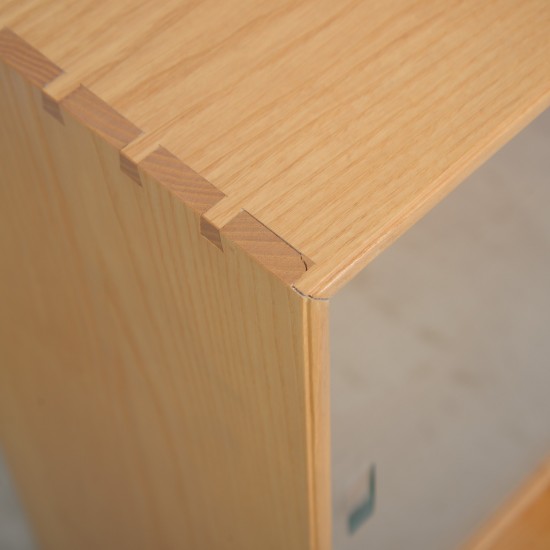 Mogens Koch Bogkasse af elm med glaslåger 1970'erne