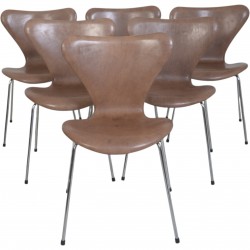 Sæt af 6 Arne Jacobsen Syver stole i patineret brunt læder 1990'erne