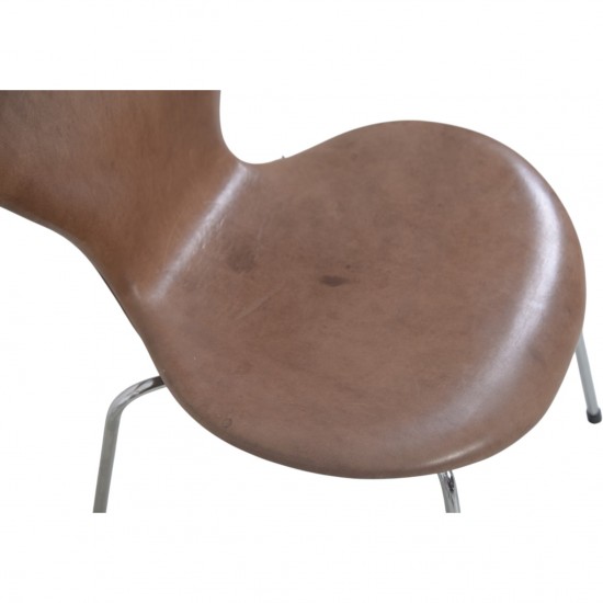 Sæt af 6 Arne Jacobsen Syver stole i patineret brunt læder 1990'erne