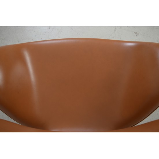 Arne Jacobsen høj Svane stol nybetrukket med cognac classic læder 2006