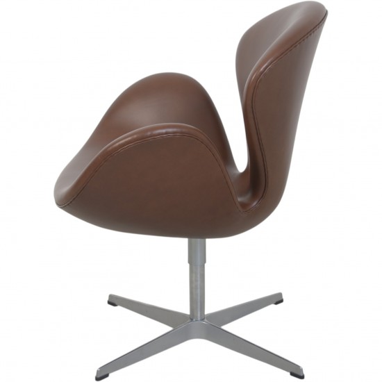 Arne Jacobsen høj Svane stol nybetrukket med mokka classic læder 2007