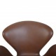 Arne Jacobsen høj Svane stol nybetrukket med mokka classic læder 2007