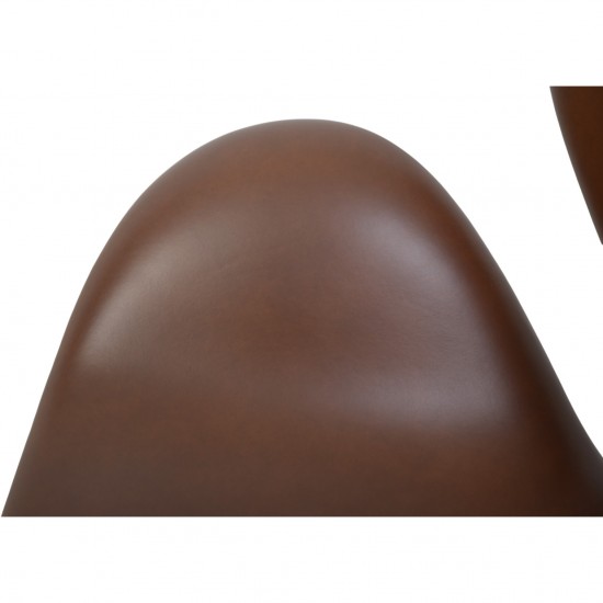 Arne Jacobsen høj Svane stol nybetrukket med mokka classic læder 2007
