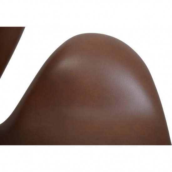 Arne Jacobsen høj Svane stol nybetrukket med mokka classic læder 2007