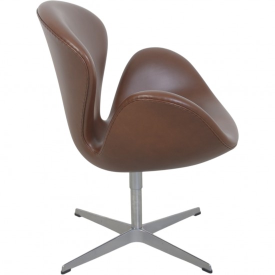 Arne Jacobsen høj Svane stol nybetrukket med mokka classic læder 2007