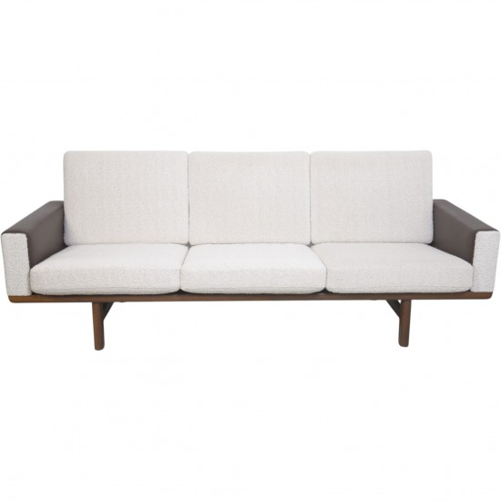 Hans Wegner GE236 betrukket med Dedar Milano Boucle 1980'erne