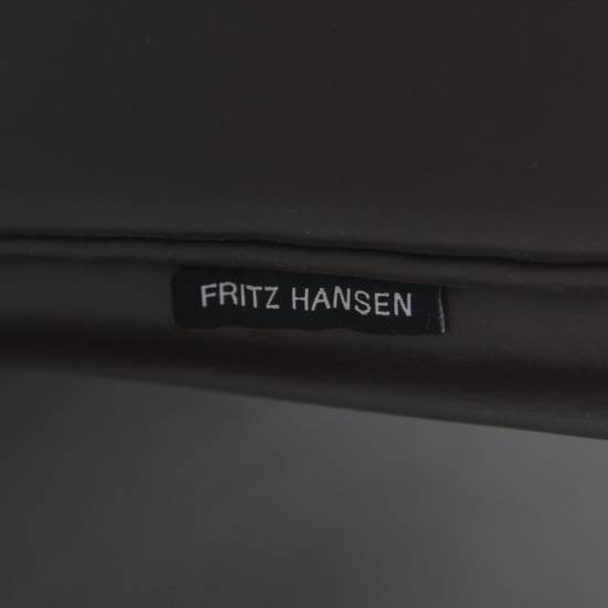 Arne Jacobsen Svane stol i brunt Aura læder 2020