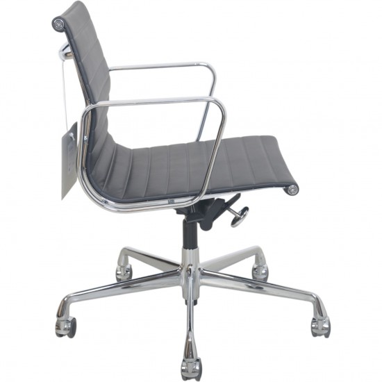 Charles Eames EA117 kontorstol i sort læder (NY)