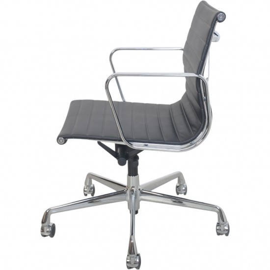 Charles Eames EA117 kontorstol i sort læder (NY)