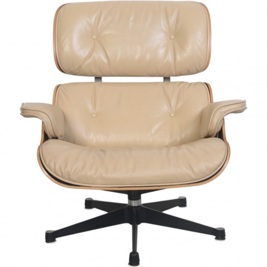 Charles Eames Lounge chair i beige læder 2005