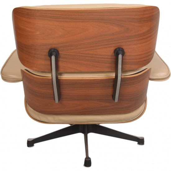 Charles Eames Lounge chair i beige læder 2005
