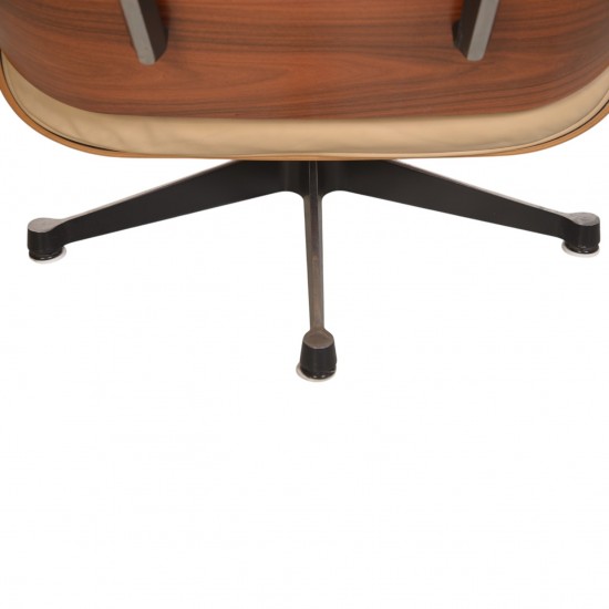 Charles Eames Lounge chair i beige læder 2005