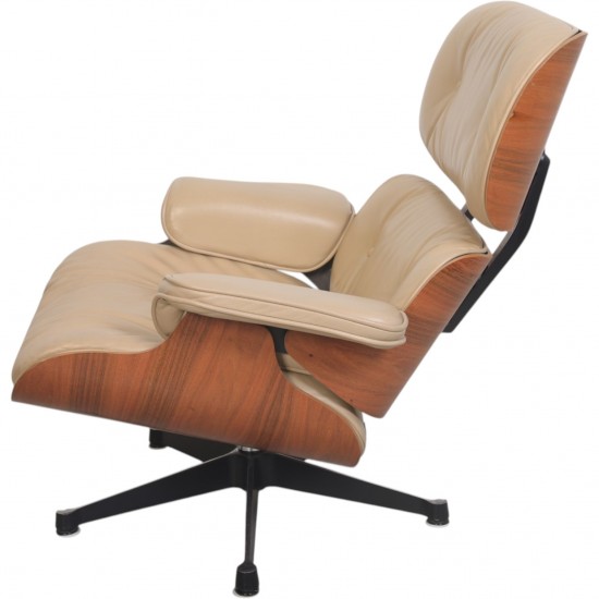 Charles Eames Lounge chair i beige læder 2005