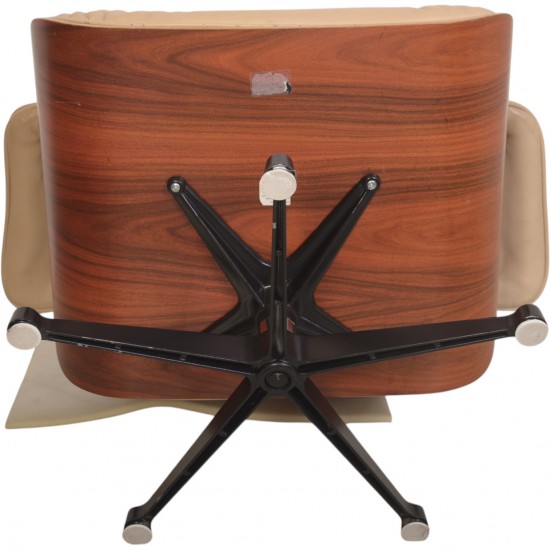 Charles Eames Lounge chair i beige læder 2005