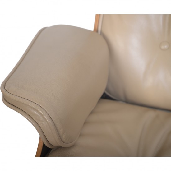 Charles Eames Lounge chair i beige læder 2005