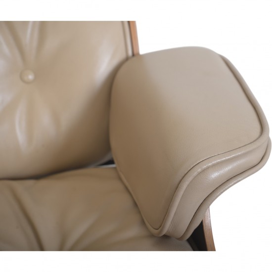 Charles Eames Lounge chair i beige læder 2005