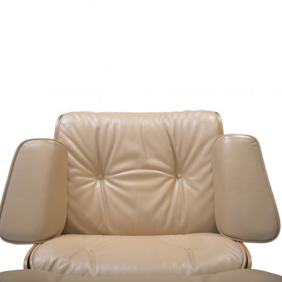 Charles Eames Lounge chair i beige læder 2005