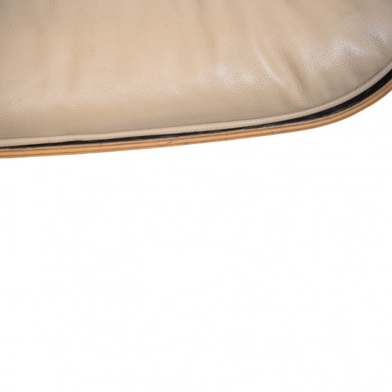 Charles Eames Lounge chair i beige læder 2005