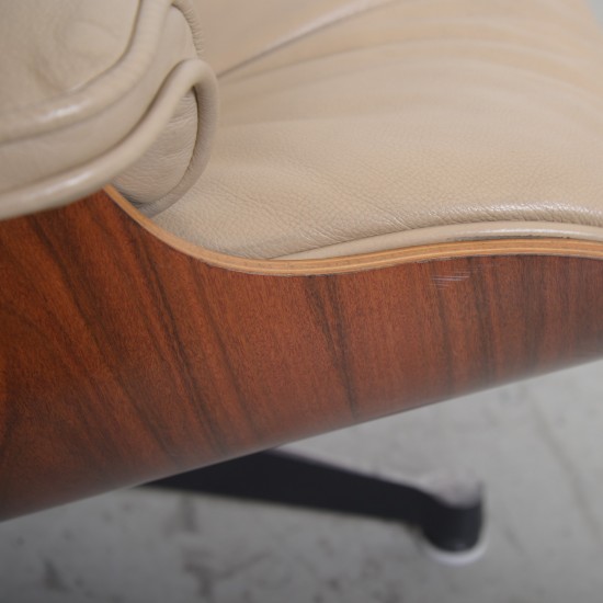 Charles Eames Lounge chair i beige læder 2005