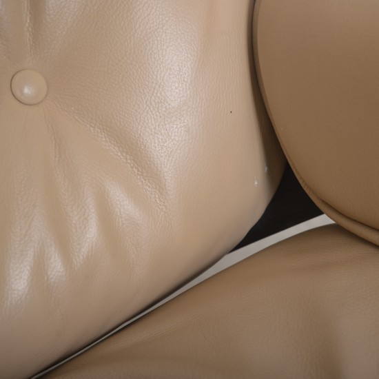 Charles Eames Lounge chair i beige læder 2005
