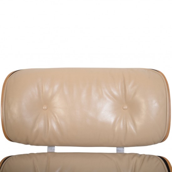 Charles Eames Lounge chair i beige læder 2005