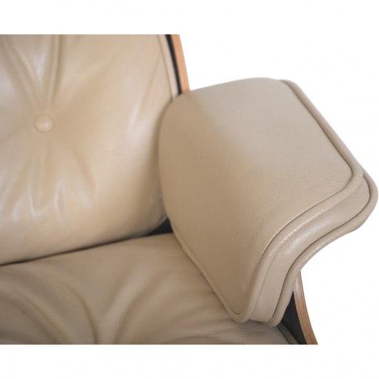 Charles Eames Lounge chair i beige læder 2005