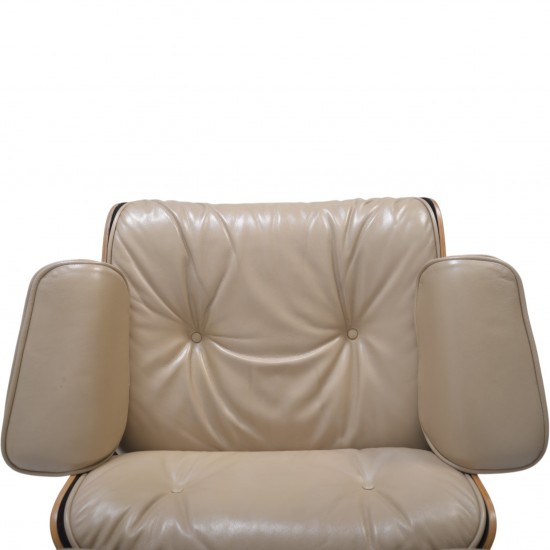 Charles Eames Lounge chair i beige læder 2005