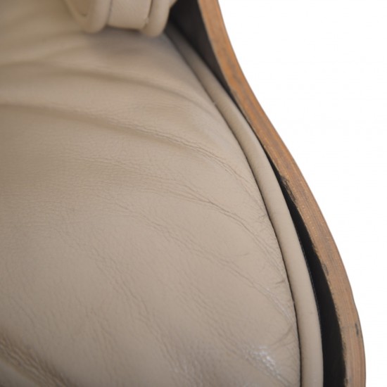 Charles Eames Lounge chair i beige læder 2005