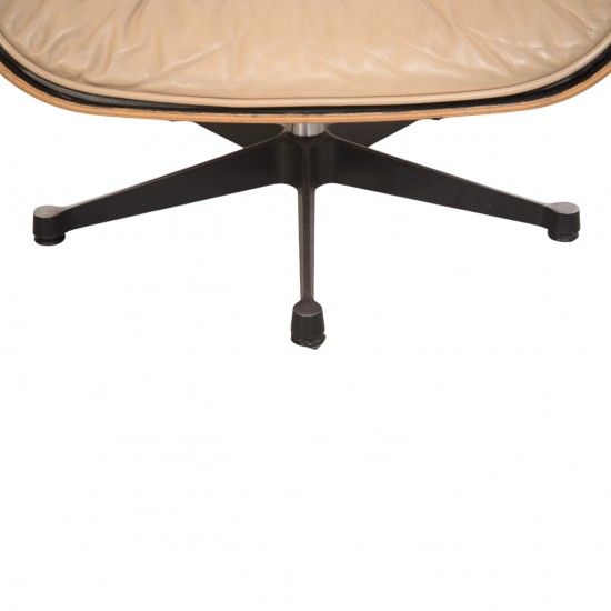 Charles Eames Lounge chair i beige læder 2005